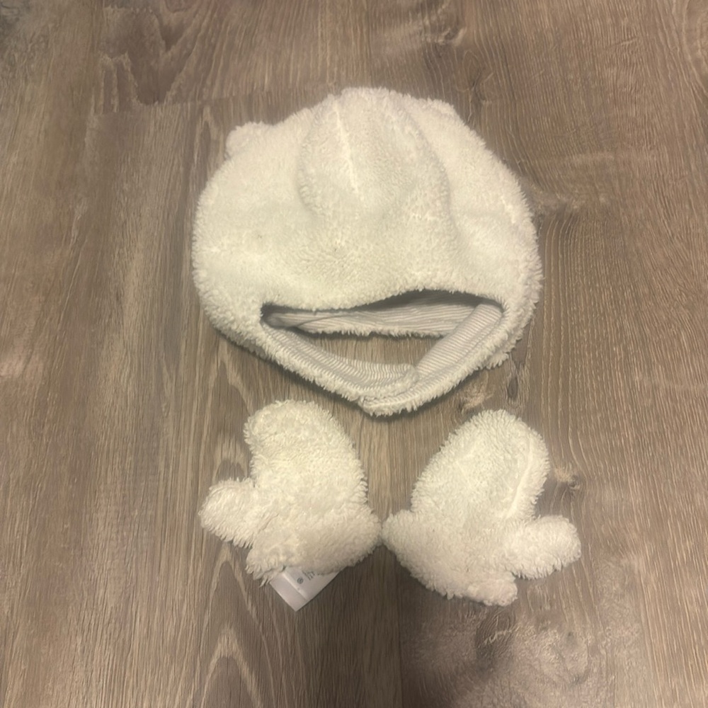 Simple joys by Carter's cream fleece bear Velcro hat & mittens 12-24M EUC